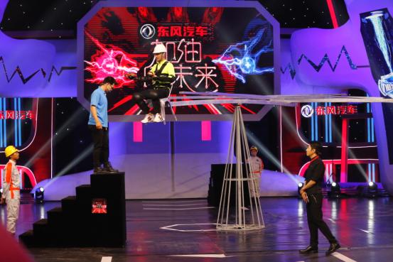 說(shuō)明: 羽毛塔載人