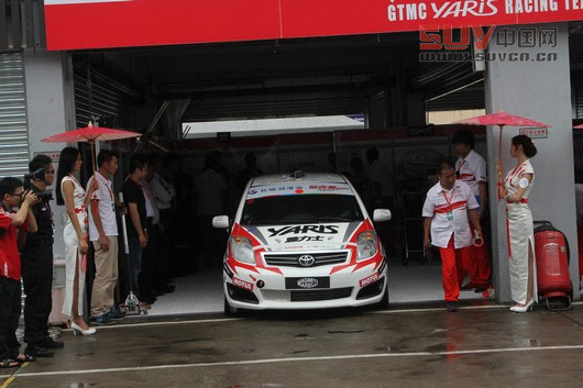 豐田雅力士賽車出征,廣豐領導及車隊成員列隊相送,門口兩個模特手撐紙傘,場面很肅穆。