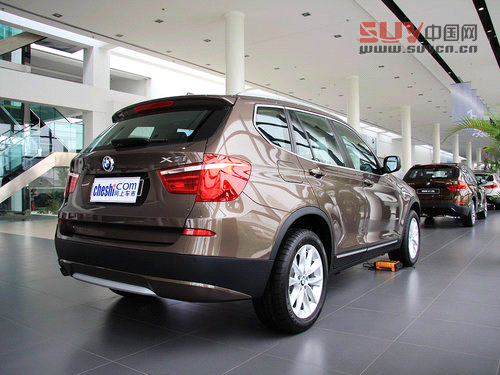 寶馬(進(jìn)口)  2.0T AT 車(chē)輛右側(cè)尾部視角