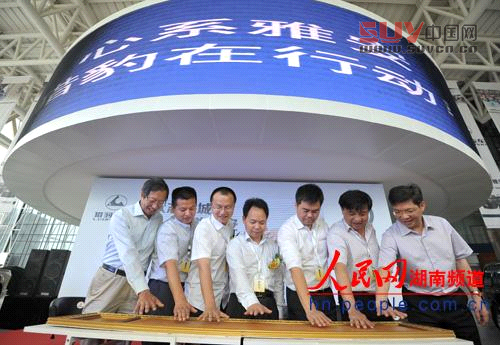 獵豹汽車領(lǐng)導(dǎo)與NGO組織負(fù)責(zé)人共按手印啟動(dòng)“獵豹專業(yè)全能支援計(jì)劃”