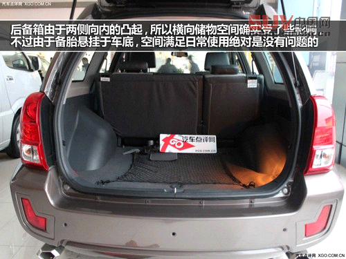 后備箱由于兩側向內的凸起，所以橫向儲物空間確實受了些影響，不過由于備胎懸掛于車底，空間滿足日常使用絕對是沒有問題的。