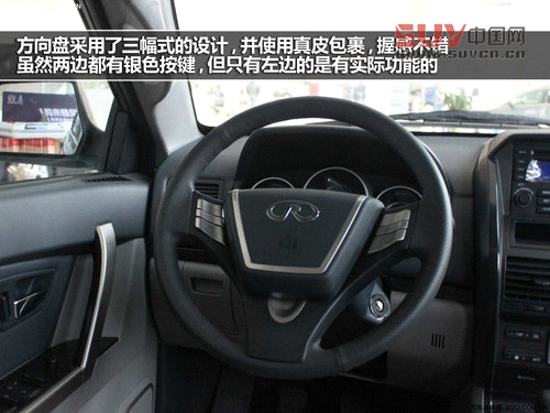 方向盤采用了三幅式的設計，并使用真皮包裹，握感不錯，雖然兩邊都有銀色按鍵，但只有左邊的是有實際功能的，右邊則為裝飾。