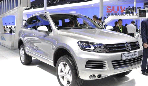 采用真皮，高檔次的實木和鋁材組合裝飾的儀表臺不僅豪華感非常強烈，而且比老款車看上去更富有科技感。中控的布局也發生了改變，為了能夠在形象上更加高檔，在設計上多少參考了奧迪的風格。