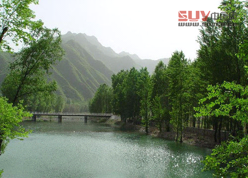 家人一起戶外燒烤 邊吃邊玩邊娛樂