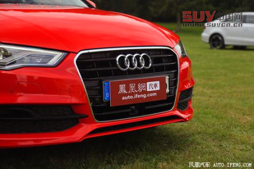 搶先試駕全新奧迪A3三廂 引來(lái)眾人駐足