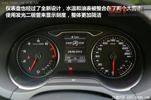 搶先試駕全新奧迪A3三廂 引來(lái)眾人駐足(2)