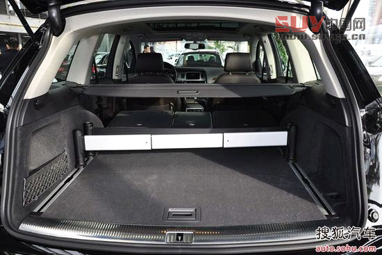 作為公商務用車的標志性品牌,奧迪一直是嚴肅和穩重的代名詞。雖然奧迪Q7的3.0TFSI發動機更趨向于公里性能,但奧迪當家的quattro全時四驅技術保障了其超強的越野能力。