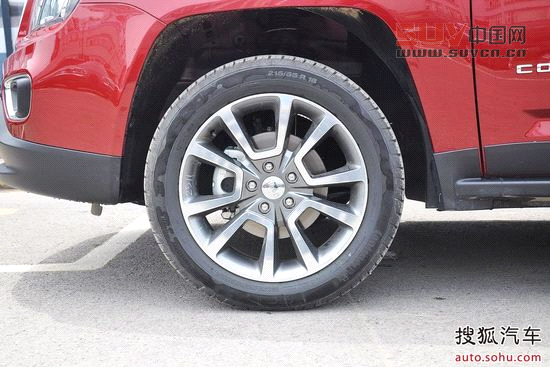 新款指南者較現款車而言,在外觀方面些許變化,前進氣格柵加入更明顯的鍍鉻裝飾,取消黑色后視鏡改為車身同色等。此外,輪轂樣式和尾燈內部結構也有所調整。