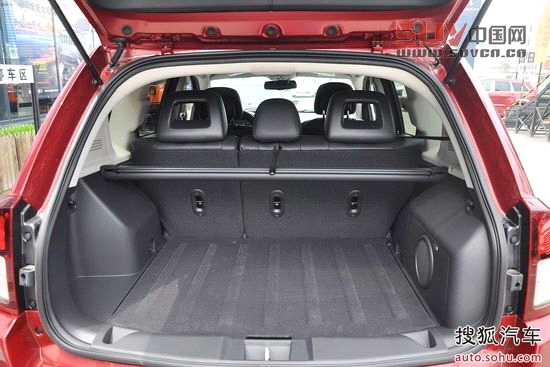 作為SUV,后備廂空間也是大家購車時所特別看重的。指南者的常規容積有458L,同時支持后排座椅按4/6比例分隔并且完全放倒,同時放倒后的地板也很平整,空間可利用率較為理想,宜家宜商。