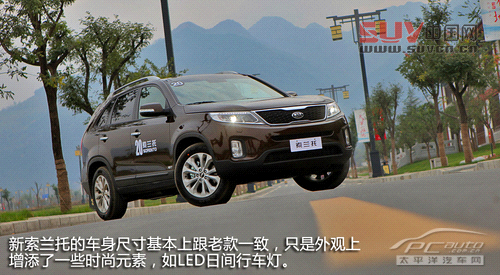 索蘭托的內飾也更是規整而嚴肅,不僅與新勝達不同,也與起亞旗下其它車型差別較大。只是布局讓看上去比較有檔次,但用料方面索蘭托也稱不上優秀,不過這也韓系車通有的問題。