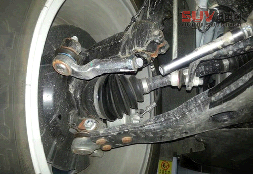又驚又險 福特翼虎SUV行駛途中突然斷軸