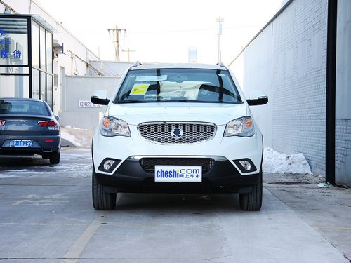 雙龍汽車 2.0L 自動 車頭正面視角