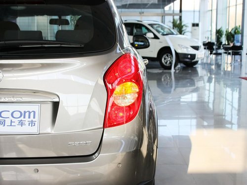 雙龍汽車 2.0L 自動 車輛右后大燈正視角