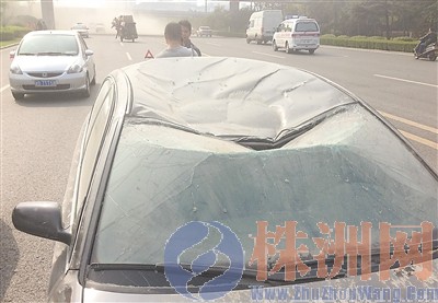 天上掉下個(gè)鐵"餡餅" 路過(guò)的奧迪車和教練車被砸中