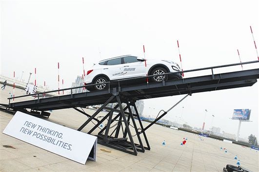 北京現(xiàn)代SUV蹺蹺板路面試駕現(xiàn)場(chǎng)