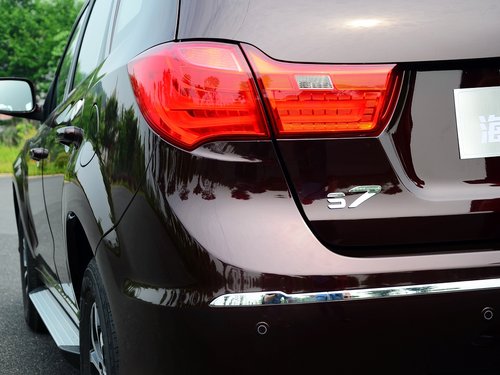 海馬汽車 2.0L 手動 車輛左后大燈45度視角