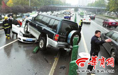 驚險越野車“飛越”護欄砸中對面路上SUV(圖)