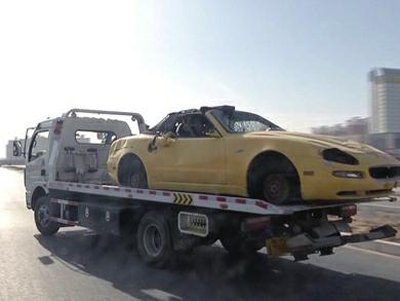 讀者11月26日拍攝到一輛拖車拖走跑車時的情景 視頻截圖