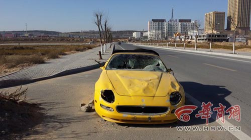 這輛價值百萬元的跑車,如今落魄到這份田地 本報記者李敏攝