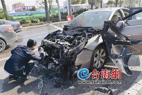 車在路上突然自燃 車頭迅速融成廢鐵