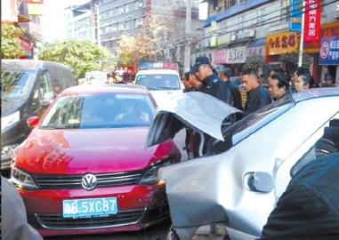 又是女司機(jī)油門當(dāng)剎車連撞5車