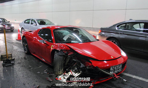 法拉利跑車隧道內失控 連撞4車損毀嚴重