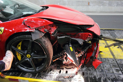 法拉利跑車隧道內失控 連撞4車損毀嚴重