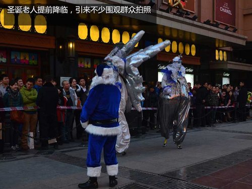 藍(lán)色圣誕 標(biāo)致藍(lán)色圣誕樹點(diǎn)亮王府井大街