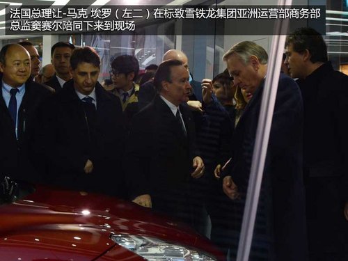 藍(lán)色圣誕 標(biāo)致藍(lán)色圣誕樹點(diǎn)亮王府井大街