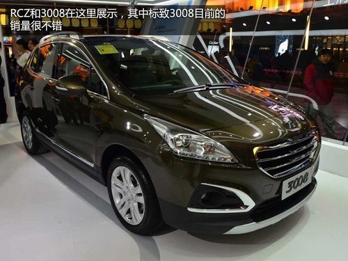 藍(lán)色圣誕 標(biāo)致藍(lán)色圣誕樹點(diǎn)亮王府井大街