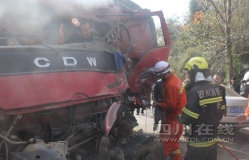 鬼招手路段再現車禍 兩車相撞2人被困