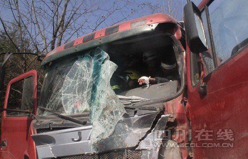 鬼招手路段再現車禍 兩車相撞2人被困