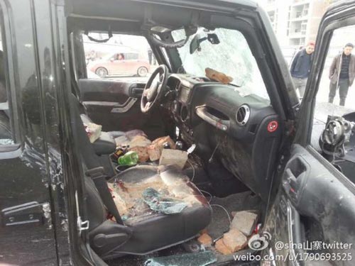 被逼停的吉普車和一輛奔馳車還停留在那里。吉普車的玻璃已經(jīng)破碎，輪胎也被放氣，整個車輛損毀嚴(yán)重，而奔馳車的前引擎也有損傷，現(xiàn)場血跡斑斑。車輛周圍還有散落的磚塊和砍刀。