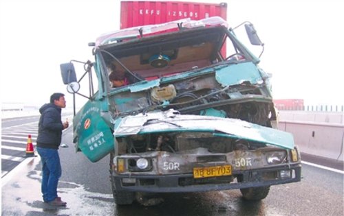 男子邀女網友外出游玩 遇車禍獨自跑路