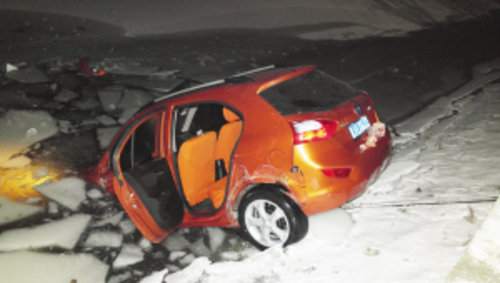 轎車失控一頭扎進冰河 車內男子已死亡