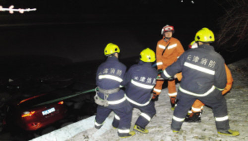 轎車失控一頭扎進冰河 車內男子已死亡