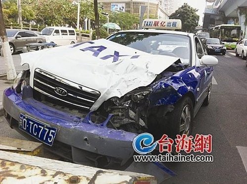 救護(hù)車闖紅燈撞出租 的哥稱特權(quán)釀車禍