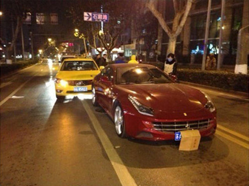 南京的哥追尾500萬(wàn)法拉利跑車 趴車門哭