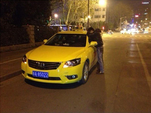 南京的哥追尾500萬(wàn)法拉利跑車 趴車門哭