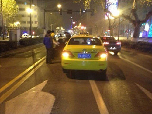 南京的哥追尾500萬(wàn)法拉利跑車 趴車門哭