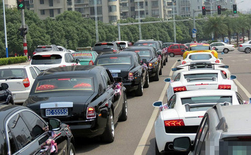 史上最貴婚車總價(jià)超1億 十輛勞斯萊斯
