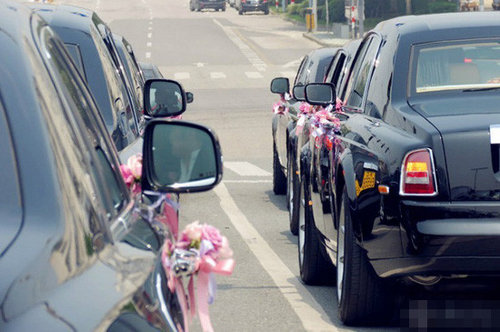 史上最貴婚車總價(jià)超1億 十輛勞斯萊斯