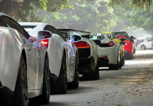 史上最貴婚車總價(jià)超1億 十輛勞斯萊斯