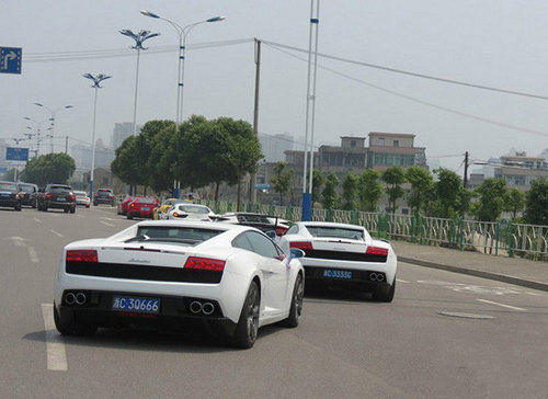 史上最貴婚車總價(jià)超1億 十輛勞斯萊斯