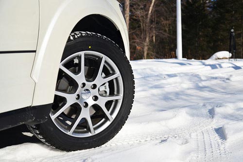 “安”心出行 冰雪路面體驗道奇酷威3.6L