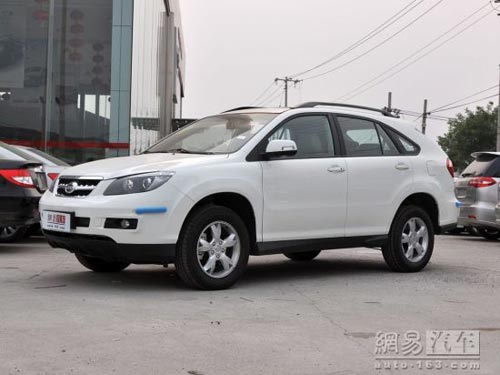 比亞迪S6左前45度