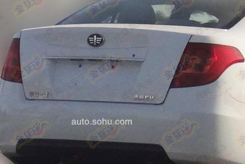 奔騰B50電動(dòng)版及插電混動(dòng)版諜照