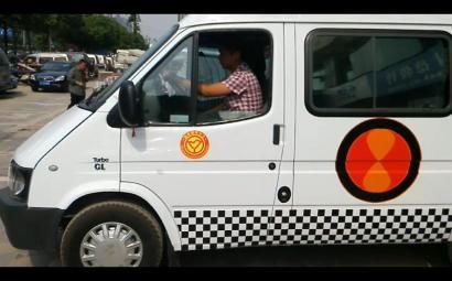 夏洪亮的同事小周現場實驗，一把鑰匙能啟動兩輛車。