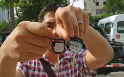 小周展示兩輛車的鑰匙。