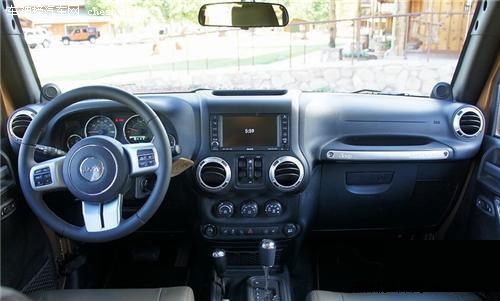 暴雨涉水沒問題 4款卓越性能越野SUV導購 豐田新款普拉多 奔馳GLK 2014款路虎第四代發現 Jeep牧馬人 越野SUV導購